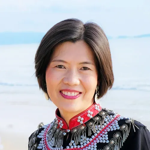 Ms Apinya Putipraisakun
